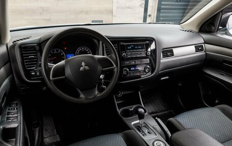 Mitsubishi Outlander III рестайлинг 3, 2014 год, 1 520 000 рублей, 10 фотография