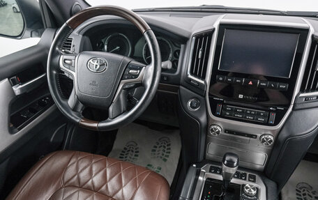 Toyota Land Cruiser 200, 2017 год, 6 349 000 рублей, 10 фотография