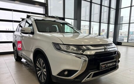 Mitsubishi Outlander III рестайлинг 3, 2020 год, 2 049 000 рублей, 3 фотография