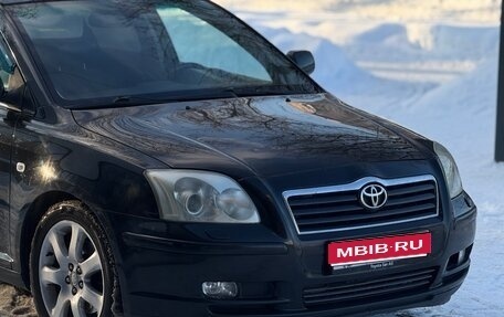 Toyota Avensis III рестайлинг, 2005 год, 700 000 рублей, 1 фотография