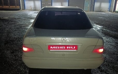 Mercedes-Benz E-Класс, 1999 год, 500 000 рублей, 2 фотография