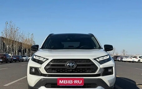 Toyota RAV4, 2024 год, 4 950 000 рублей, 2 фотография