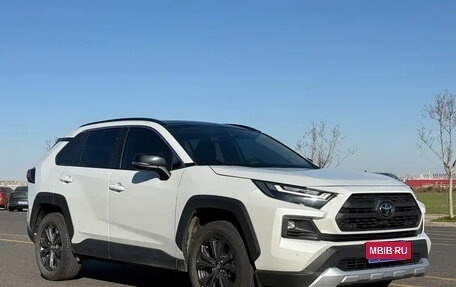 Toyota RAV4, 2024 год, 4 950 000 рублей, 3 фотография