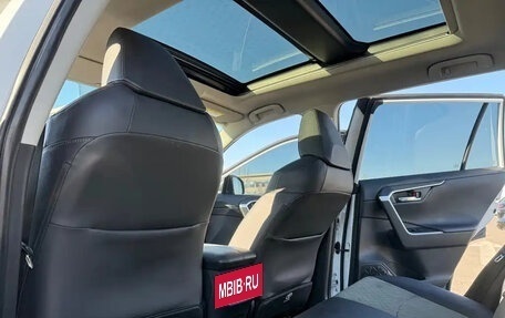 Toyota RAV4, 2024 год, 4 950 000 рублей, 9 фотография