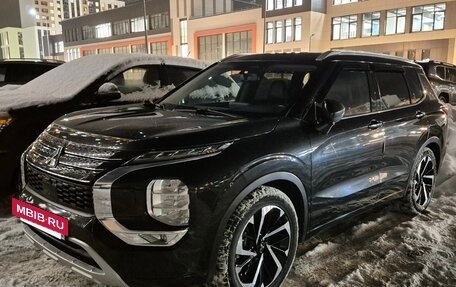 Mitsubishi Outlander, 2023 год, 3 950 000 рублей, 2 фотография