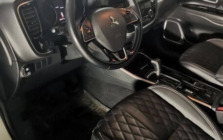 Mitsubishi Outlander III рестайлинг 3, 2022 год, 1 800 000 рублей, 4 фотография