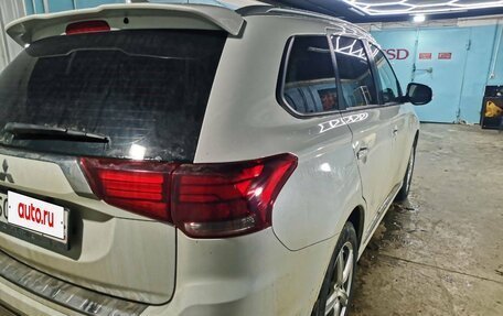 Mitsubishi Outlander III рестайлинг 3, 2022 год, 1 800 000 рублей, 3 фотография