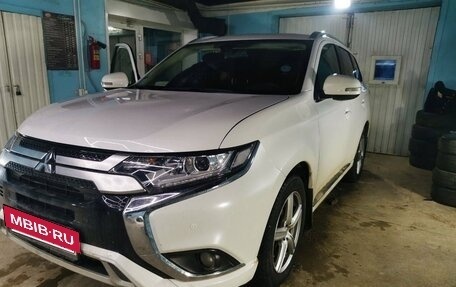 Mitsubishi Outlander III рестайлинг 3, 2022 год, 1 800 000 рублей, 2 фотография