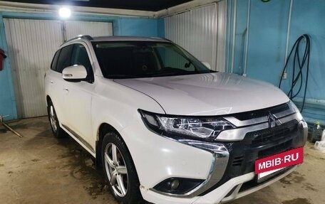 Mitsubishi Outlander III рестайлинг 3, 2022 год, 1 800 000 рублей, 5 фотография