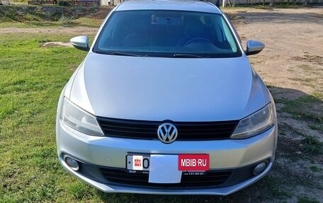 Volkswagen Jetta VI, 2013 год, 1 000 000 рублей, 2 фотография