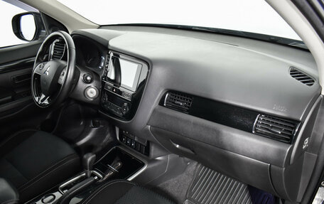 Mitsubishi Outlander III рестайлинг 3, 2018 год, 1 590 000 рублей, 12 фотография