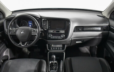 Mitsubishi Outlander III рестайлинг 3, 2018 год, 1 590 000 рублей, 13 фотография