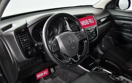 Mitsubishi Outlander III рестайлинг 3, 2018 год, 1 590 000 рублей, 9 фотография