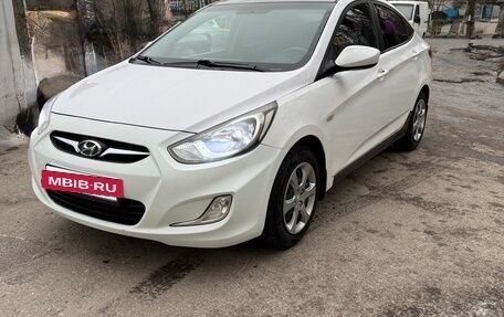 Hyundai Solaris II рестайлинг, 2011 год, 880 000 рублей, 2 фотография