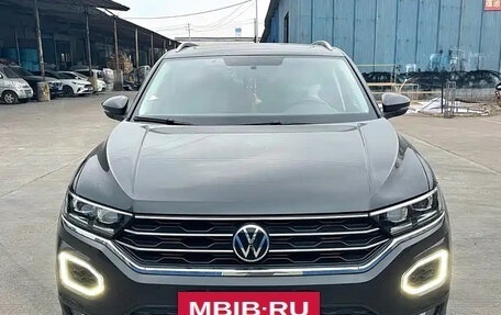 Volkswagen T-Roc I, 2021 год, 1 742 000 рублей, 2 фотография