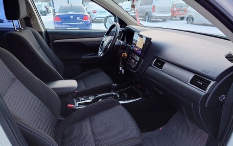 Mitsubishi Outlander III рестайлинг 3, 2017 год, 1 890 000 рублей, 14 фотография