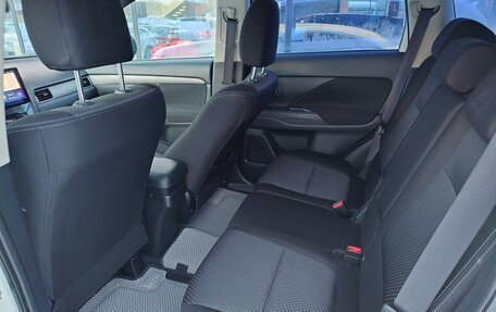 Mitsubishi Outlander III рестайлинг 3, 2017 год, 1 890 000 рублей, 16 фотография