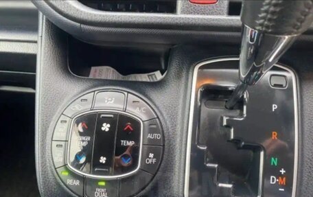 Toyota Voxy III, 2014 год, 1 690 000 рублей, 2 фотография