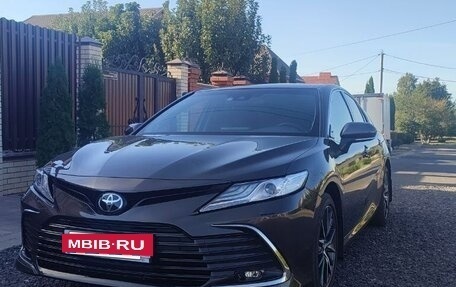 Toyota Camry, 2021 год, 3 750 000 рублей, 2 фотография