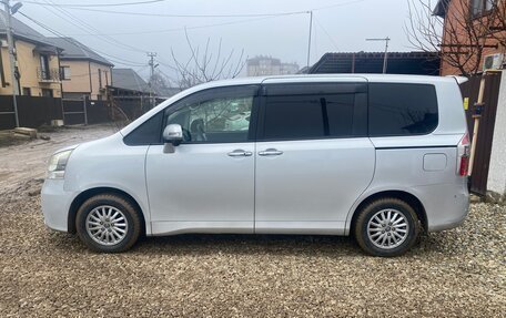 Toyota Noah III, 2009 год, 1 400 000 рублей, 10 фотография