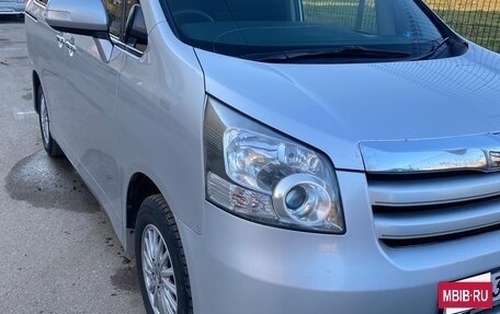 Toyota Noah III, 2009 год, 1 400 000 рублей, 8 фотография