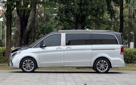 Mercedes-Benz V-Класс, 2023 год, 5 990 000 рублей, 4 фотография