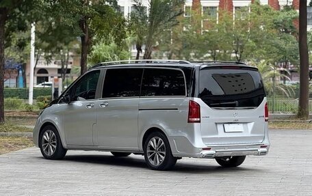 Mercedes-Benz V-Класс, 2023 год, 5 990 000 рублей, 5 фотография