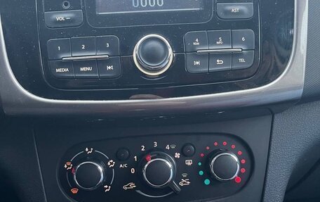 Renault Logan II, 2016 год, 650 000 рублей, 6 фотография