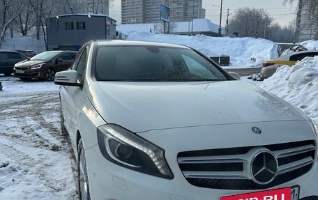 Mercedes-Benz A-Класс, 2015 год, 1 850 000 рублей, 2 фотография