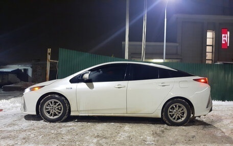 Toyota Prius IV XW50, 2019 год, 2 000 000 рублей, 3 фотография