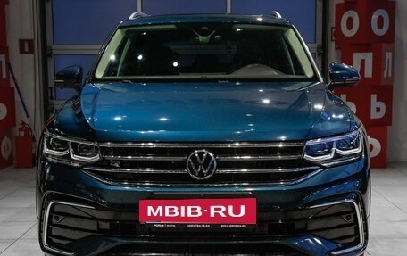 Volkswagen Tiguan II, 2021 год, 4 249 000 рублей, 2 фотография