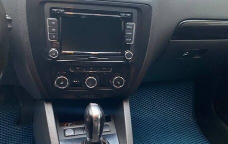 Volkswagen Jetta VI, 2011 год, 1 050 000 рублей, 11 фотография