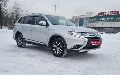 Mitsubishi Outlander III рестайлинг 3, 2018 год, 2 077 000 рублей, 2 фотография