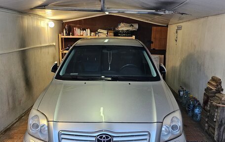 Toyota Avensis III рестайлинг, 2005 год, 840 000 рублей, 21 фотография