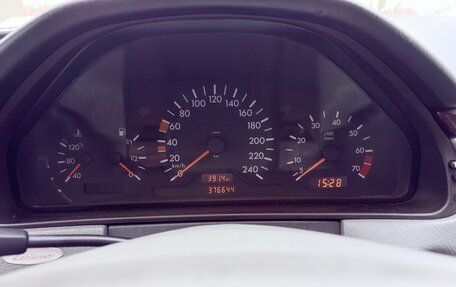 Mercedes-Benz E-Класс, 1998 год, 400 000 рублей, 8 фотография