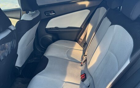 Toyota Prius IV XW50, 2016 год, 1 750 000 рублей, 5 фотография