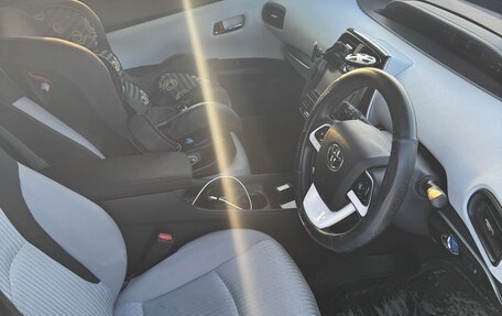 Toyota Prius IV XW50, 2016 год, 1 750 000 рублей, 7 фотография