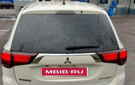 Mitsubishi Outlander III рестайлинг 3, 2015 год, 1 400 000 рублей, 9 фотография