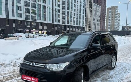 Mitsubishi Outlander III рестайлинг 3, 2013 год, 2 080 000 рублей, 1 фотография