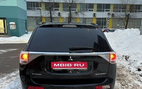 Mitsubishi Outlander III рестайлинг 3, 2013 год, 2 080 000 рублей, 8 фотография