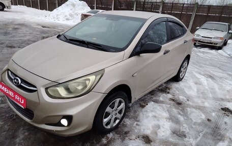 Hyundai Solaris II рестайлинг, 2011 год, 650 000 рублей, 3 фотография