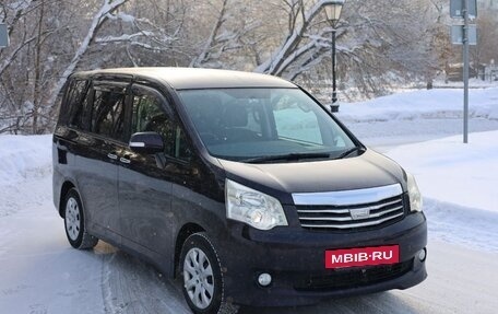 Toyota Noah III, 2013 год, 1 670 000 рублей, 2 фотография