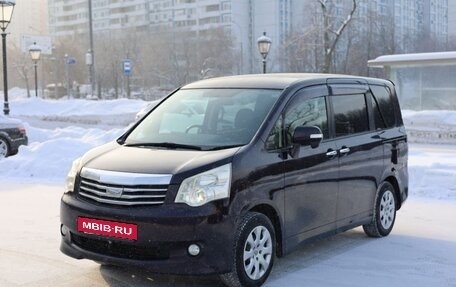 Toyota Noah III, 2013 год, 1 670 000 рублей, 3 фотография