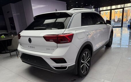 Volkswagen T-Roc I, 2023 год, 1 800 000 рублей, 6 фотография