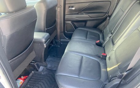 Mitsubishi Outlander III рестайлинг 3, 2017 год, 2 750 000 рублей, 16 фотография