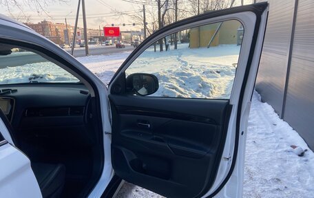 Mitsubishi Outlander III рестайлинг 3, 2017 год, 2 750 000 рублей, 9 фотография