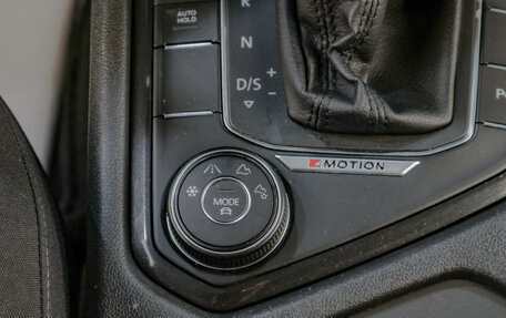 Volkswagen Tiguan II, 2018 год, 2 449 000 рублей, 17 фотография