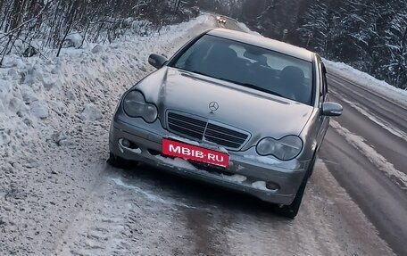 Mercedes-Benz C-Класс, 2004 год, 630 000 рублей, 1 фотография