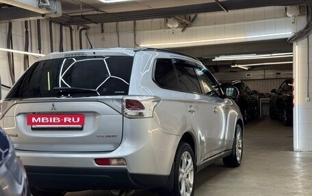 Mitsubishi Outlander III рестайлинг 3, 2013 год, 1 800 000 рублей, 2 фотография