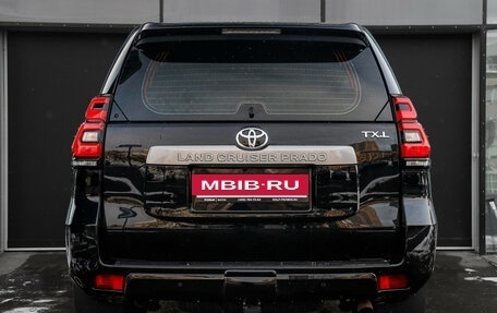 Toyota Land Cruiser Prado 150 рестайлинг 2, 2022 год, 5 650 000 рублей, 6 фотография